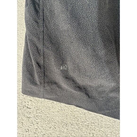 Lululemon Shorts Men’s Size 32" Waist Pace Breaker Black Gray Crackle - Picture 11 of 16